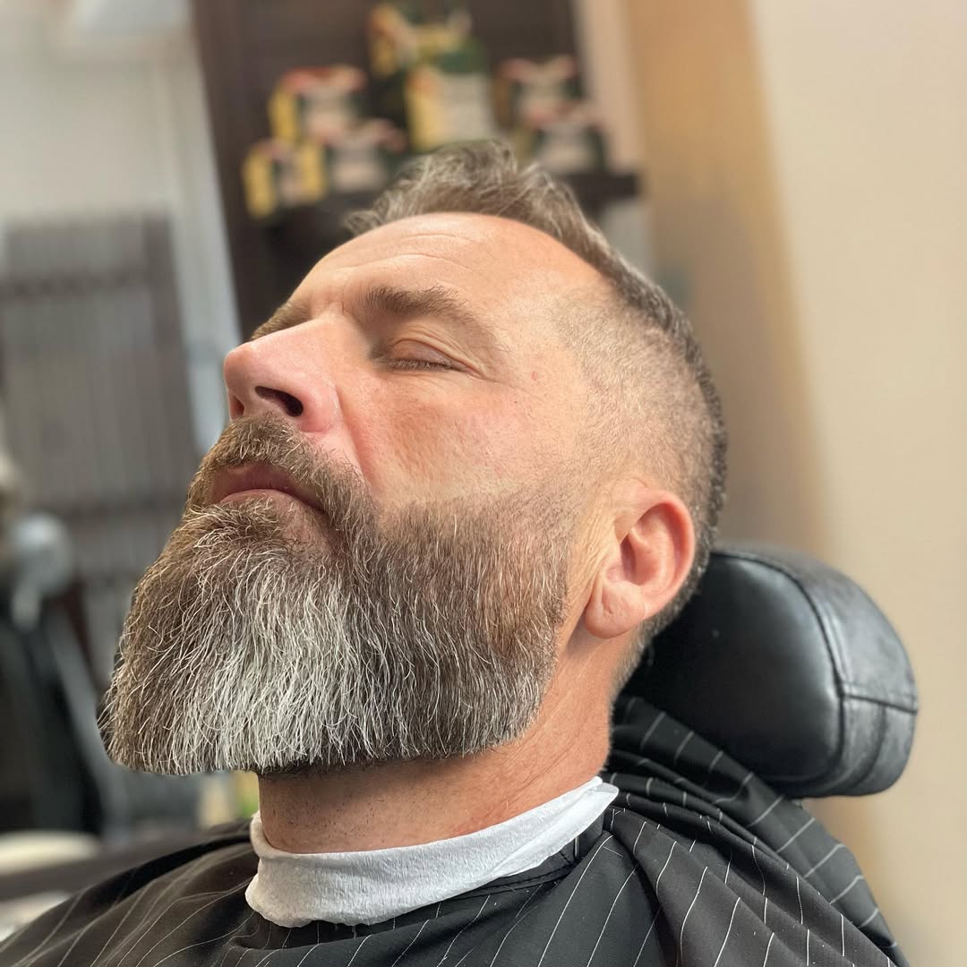 Klassische Bartpflege und Styling