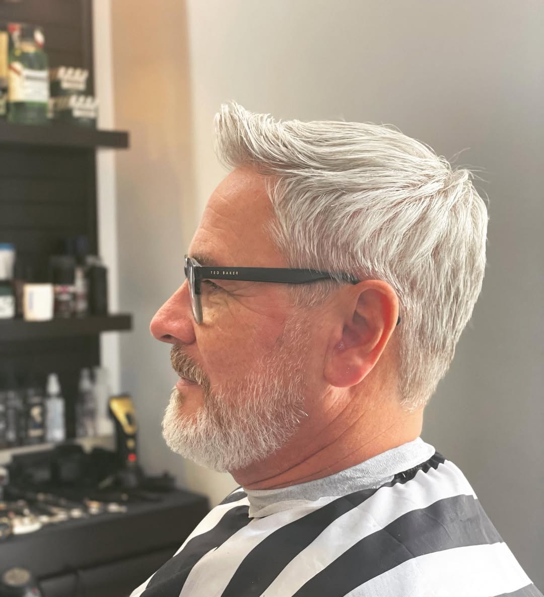 Moderner Haarschnitt mit scharfen Konturen